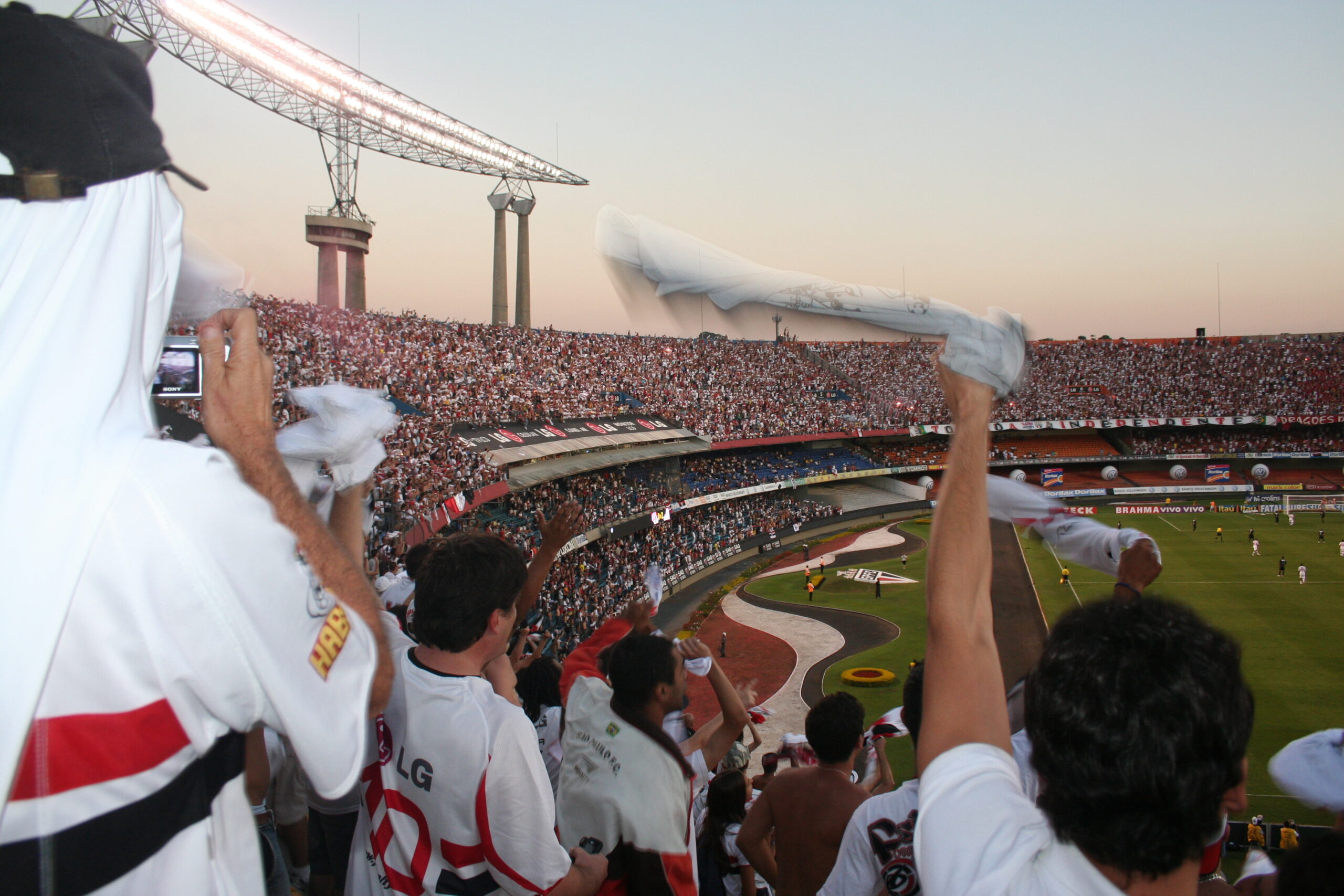 Torcedores do São Paulo FC torcendo apaixonadamente no estádio. (Wikimedia/Tales.ebner)